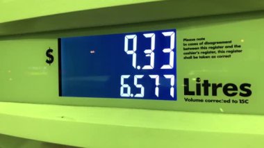 Gece pompa sahnesinde yükselen benzin fiyatlarının 4K çözünürlükteki büyük ekranı