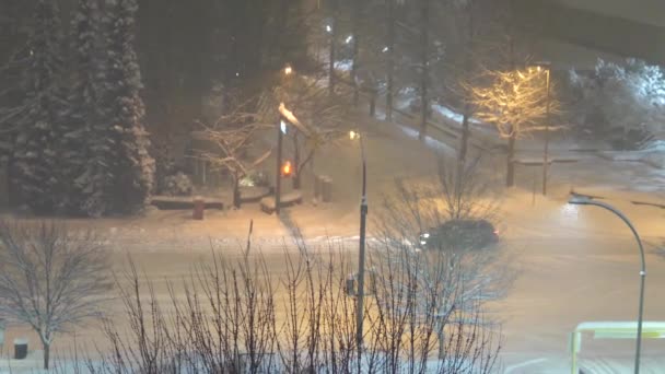 Vista Aérea Fluxo Tráfego Estacionamento Noite Fria Inverno Neve Nevasca — Vídeo de Stock