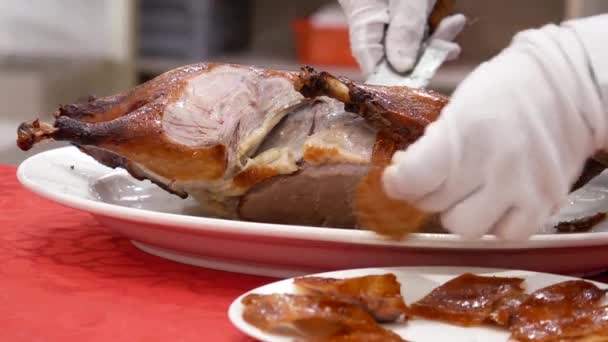 Motion Chef Cutting Roasted Duck Plate Customer Chinese Restaurant Resolution — 비디오