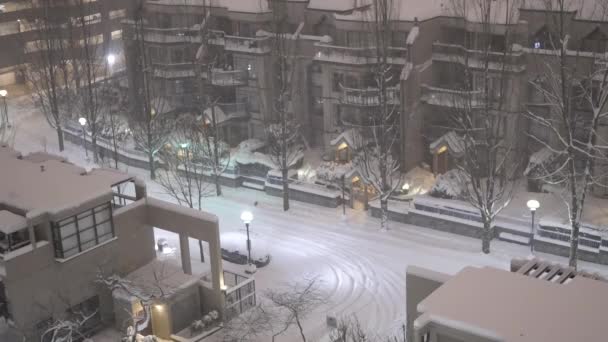 Vista Aérea Las Personas Que Caminan Nieve Fría Ventisca Noche — Vídeo de stock