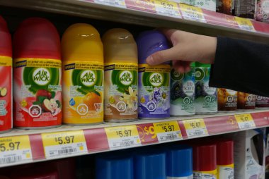 Coquitlam, BC, Kanada - 11 Temmuz 2016: Walmart mağazasından hava fitili alan kadın