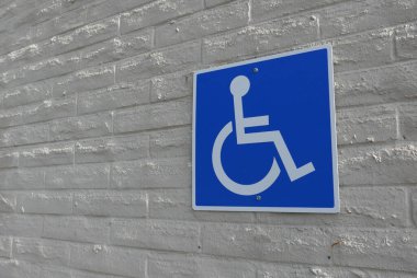Engelli park levhasının duvardaki hareketi