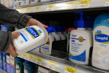 Coquitlam, BC, Kanada - 22 Temmuz 2016: Walmart mağazasında Cetaphil usulü cilt temizleyici kullanan kadın