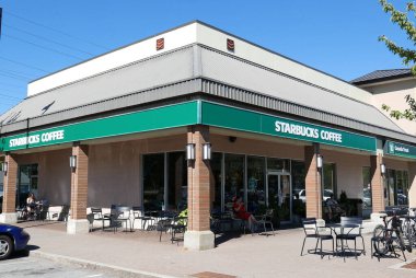 Port Moody, BC, Kanada - 29 Temmuz 2016: Coquitlam Canada 'da güneşli bir günde Starbucks kahve dükkanının önündeki dükkan