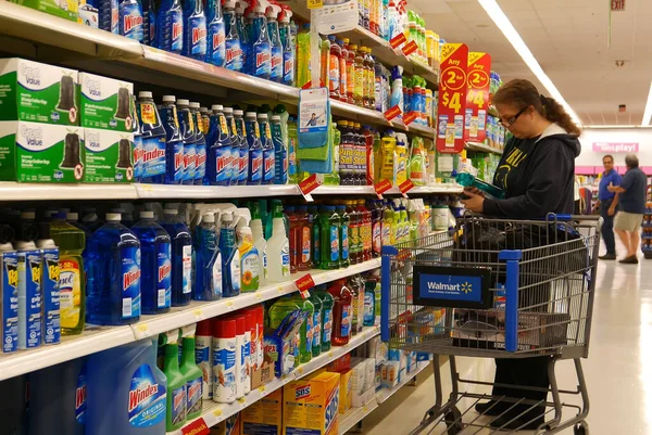 Coquitlam Canada July 2016 Woman Buying Cleaning Product Walmart Store — Stock Photo, Image