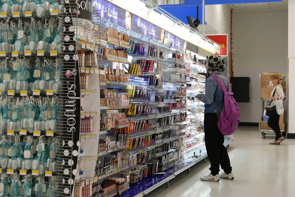 コキットラム カナダ 2016年7月22日 Walmart Storeで健康と美容製品を探している女性 — ストック写真