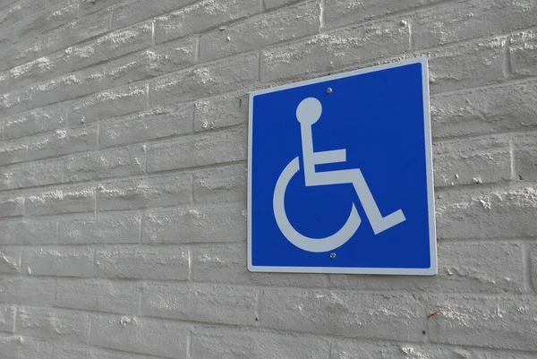 Engelli park levhasının duvardaki hareketi