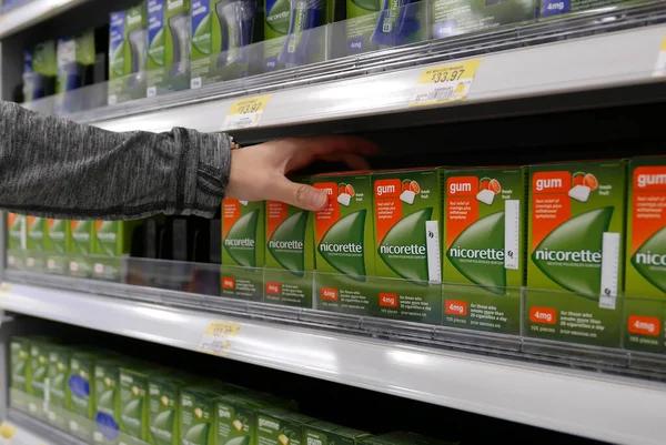 Coquitlam Canada July 2016 Woman Taking Nicorette Gum Walmart Store — Stock Photo, Image