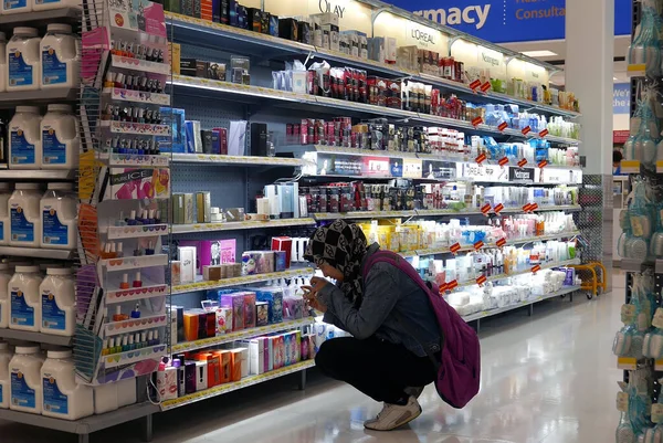 加拿大不列颠哥伦比亚省科奎特拉姆 2016年7月22日 沃尔玛商店的人们在寻找健康和美容产品 — 图库照片