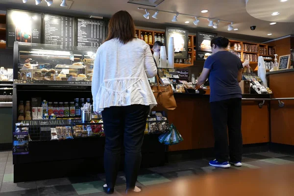 Port Coquitlam Kanada Temmuz 2016 Starbucks Mağazasından Kahve Alan Bir — Stok fotoğraf