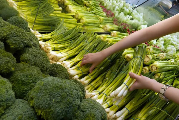 Mujer Seleccionando Cebolla Verde Tienda Comestibles — Foto de Stock