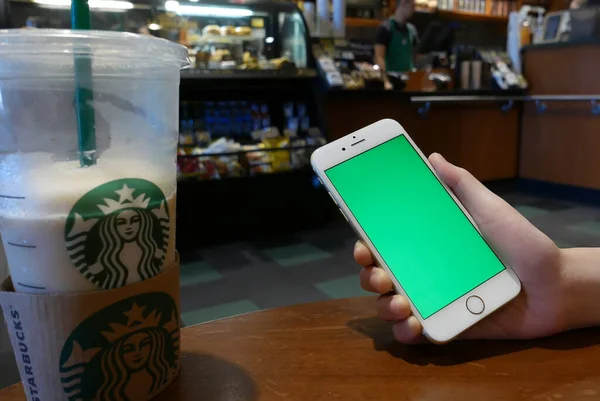 Port Coquitlam Canada 2016 Hand Holding Green Screen Iphone Starbucks 스톡 사진