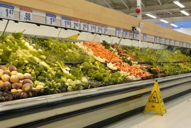 Coquitlam, BC, Kanada - 11 Eylül 2017: Süpermarkette satılık taze sebzeleri göster