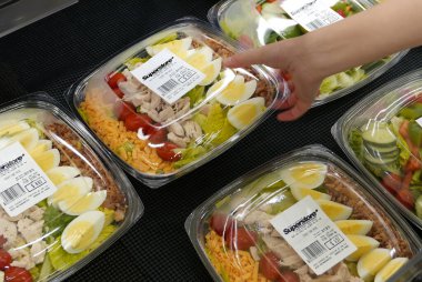 Coquitlam, BC, Kanada - 11 Eylül 2017: Süpermarketten salata toplama hareketi