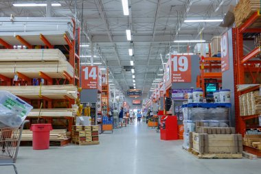 Port Coquitlam, BC, Kanada - 15 Eylül 2017: Home Depot mağazasından alışveriş yapan insanların hareketi