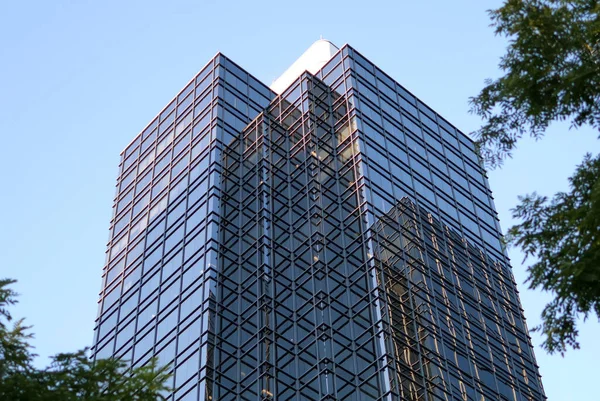 Movimiento Del Cielo Azul Con Fachada Vidrio Reflejado Iluminado Moderno —  Fotos de Stock