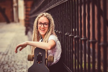 Rasta saçlı genç kız.