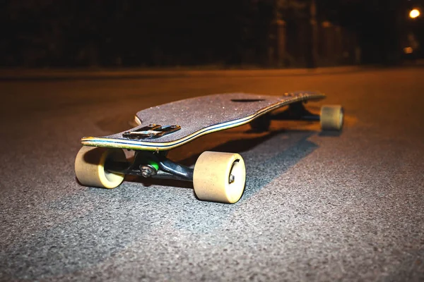 Μακρύ skateboard στην οδό — Φωτογραφία Αρχείου