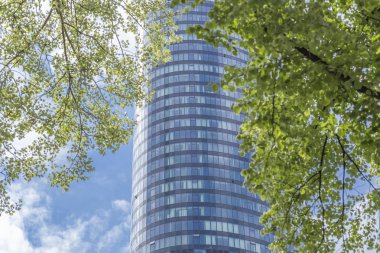 Wroclaw Polonya - 17 Haziran 2017: gökyüzü kule büyük bina Wroclaw