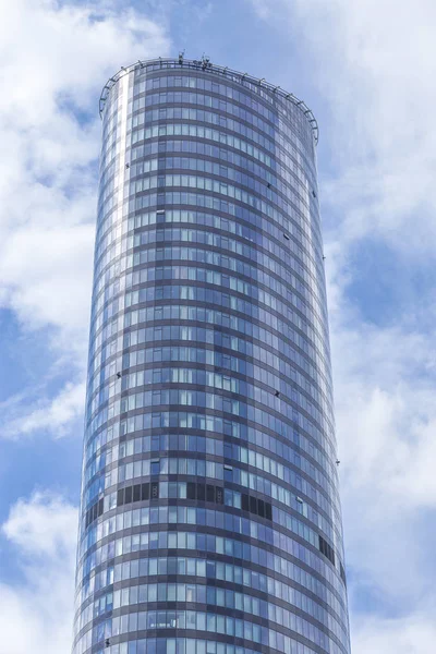 Wroclaw Polonya - 17 Haziran 2017: gökyüzü kule büyük bina Wroclaw