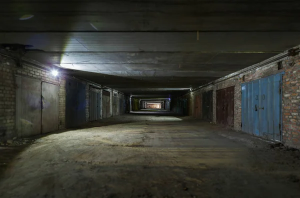 Hoog met garages Rechtenvrije Stockfoto's