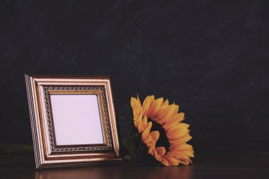 Resim çerçevesi ve ayçiçeği kirli blackboard adam karşı