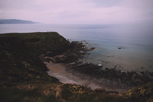 Vista de la costa cerca de Widemouth Bay en Cornwall Vintage R —  Fotos de Stock