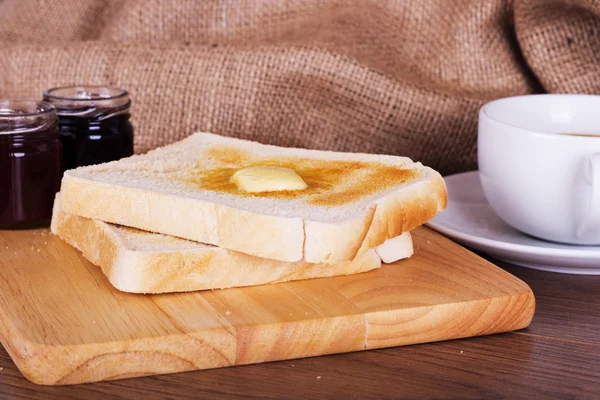 Kromki chleba tostowego na tle rustykalnym — Zdjęcie stockowe