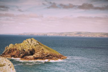 Polzeath yakınındaki kostal yolundan görüntüleyin. Vintage Retro filtre.