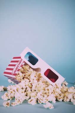 Patlamış mısır kova mavi bir arka plana dayanır Vintage Retro filtre.
