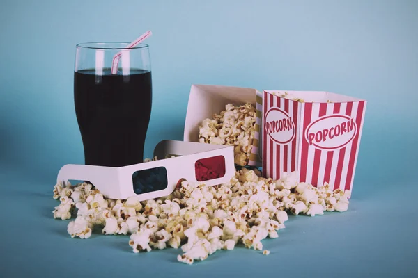 Popcorn-Eimer vor blauem Hintergrund. — Stockfoto