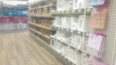 Yığılmış raflar içinde zanaat Dükkanı. Odak dışında.