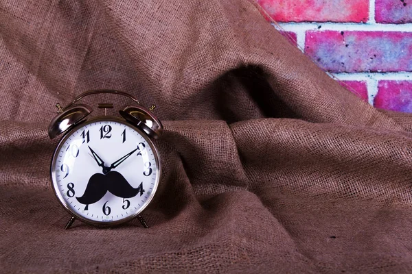 Ρολόι-ξυπνητήρι με ένα μουστάκι μαύρο hipster — Φωτογραφία Αρχείου