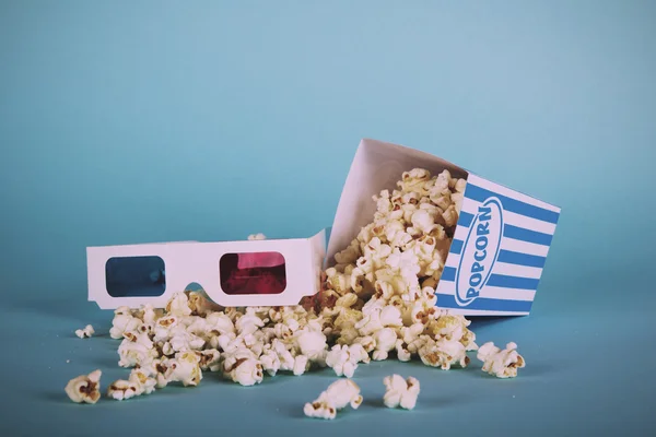 Popcorn bucket against a blue background Vintage Retro Filter. — Stock Photo, Image