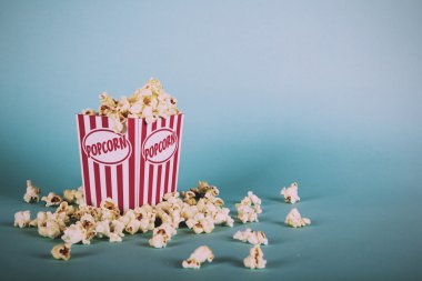 Patlamış mısır kova mavi bir arka plana dayanır Vintage Retro filtre.