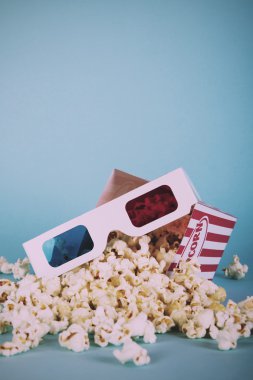 Patlamış mısır kova mavi bir arka plana dayanır Vintage Retro filtre.