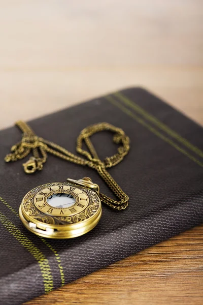 懐中時計と素朴な背景の本 — ストック写真