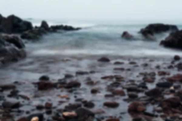 Colpo di lunga esposizione del mare in arrivo fuori fuoco . — Foto Stock