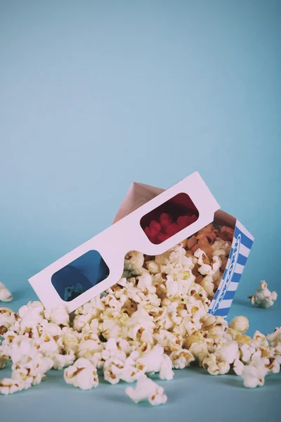 Popcorn bucket against a blue background Vintage Retro Filter. — Stock Photo, Image