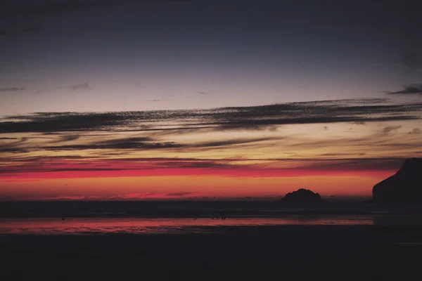 Polzeath 빈티지 복고 필터에서 해변에 다채로운 일몰 — 스톡 사진