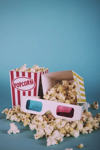 Popcorn bucket against a blue background Vintage Retro Filter. — Stock Photo, Image