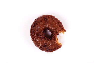 Beyaz bir arka plan üzerinde lezzetli çikolatalı çörek