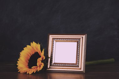 Resim çerçevesi ve ayçiçeği kirli blackboard adam karşı