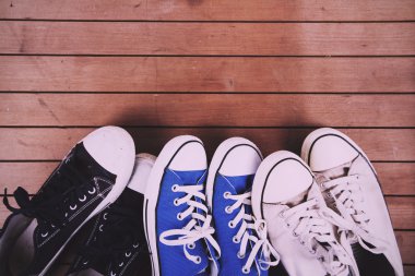 Eski ahşap zemin Vintage Retro filtre üzerinde ayakkabı tuval.