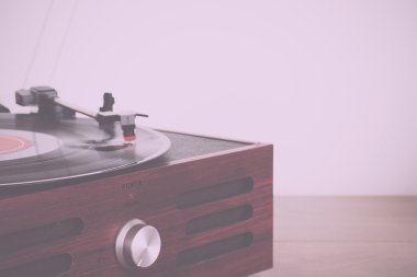 Bir retro plak çalar Vintage Retro filtre yakın çekim.