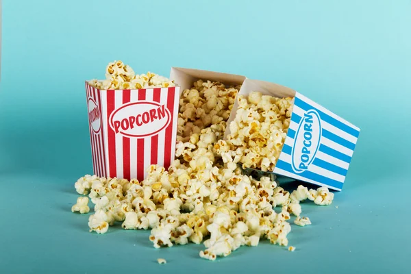 Popcorn-Eimer vor blauem Hintergrund — Stockfoto