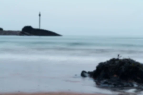 Colpo di lunga esposizione del mare in arrivo fuori fuoco . — Foto Stock