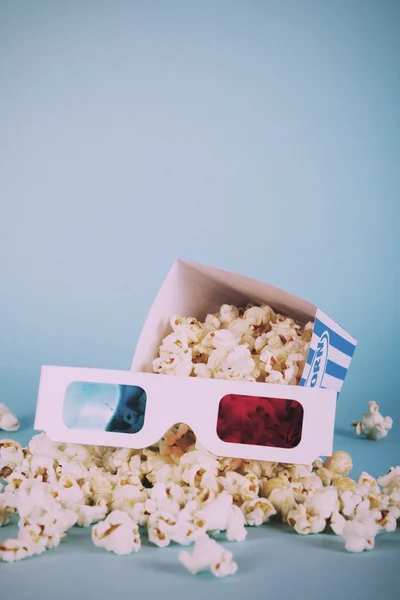 Popcorn bucket against a blue background Vintage Retro Filter. — Stock Photo, Image