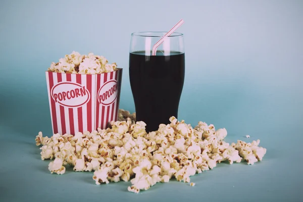 Wiadro popcornu na niebieskim tle filtr Retro Vintage. — Zdjęcie stockowe