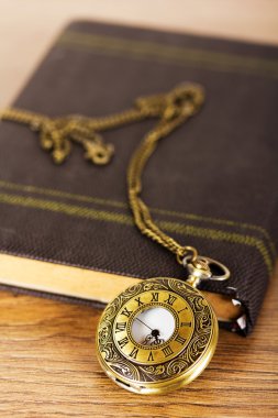 Cep saati ve kitap rustik bir arka plan